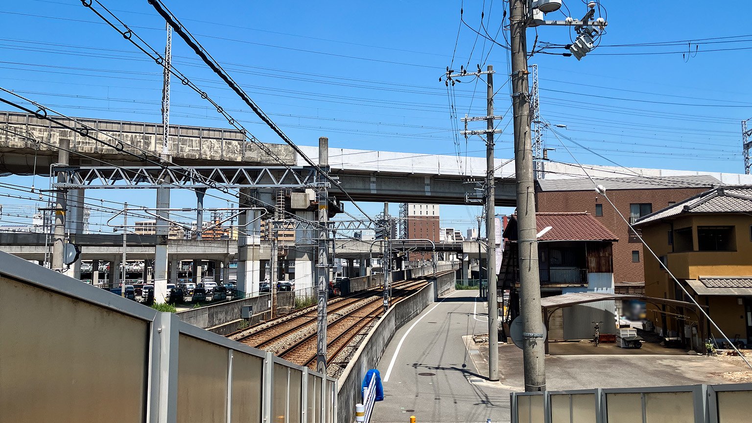 山陽電車の線路の上に架かる歩道橋からの景色の写真