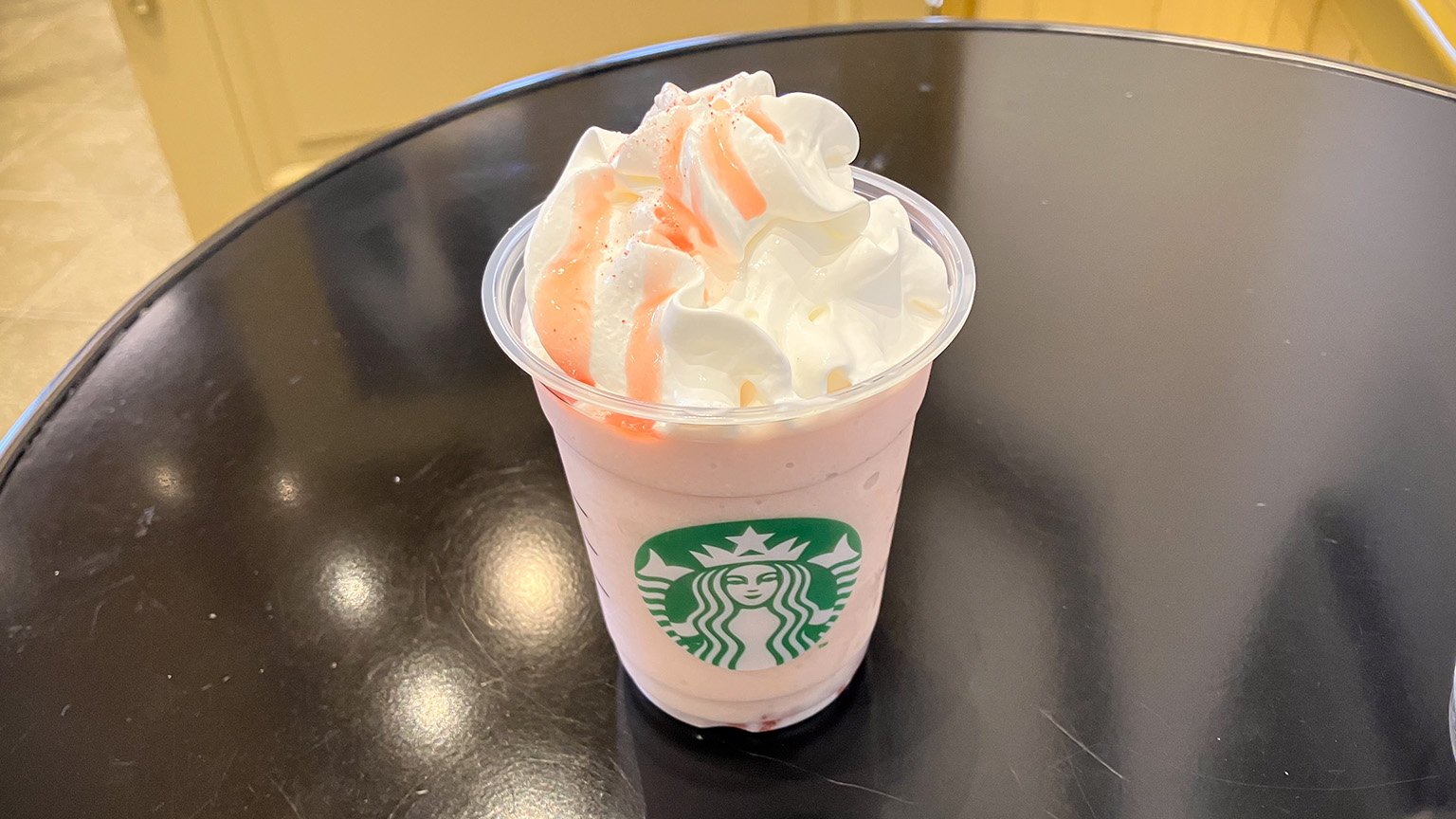 スタバの白桃と桜わらびもちフラペチーノの写真
