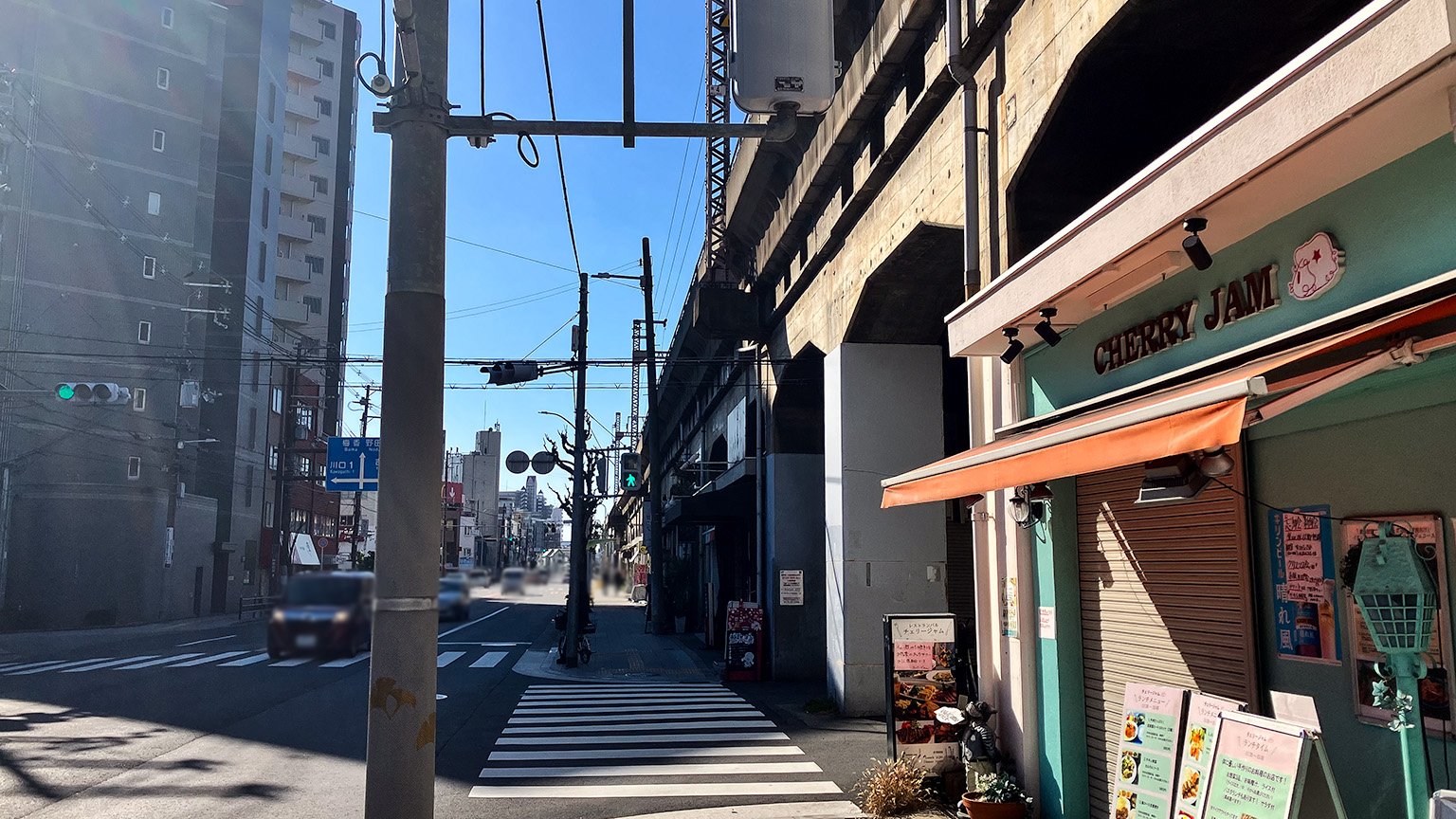 福島駅と野田駅の間の線路の高架下の写真