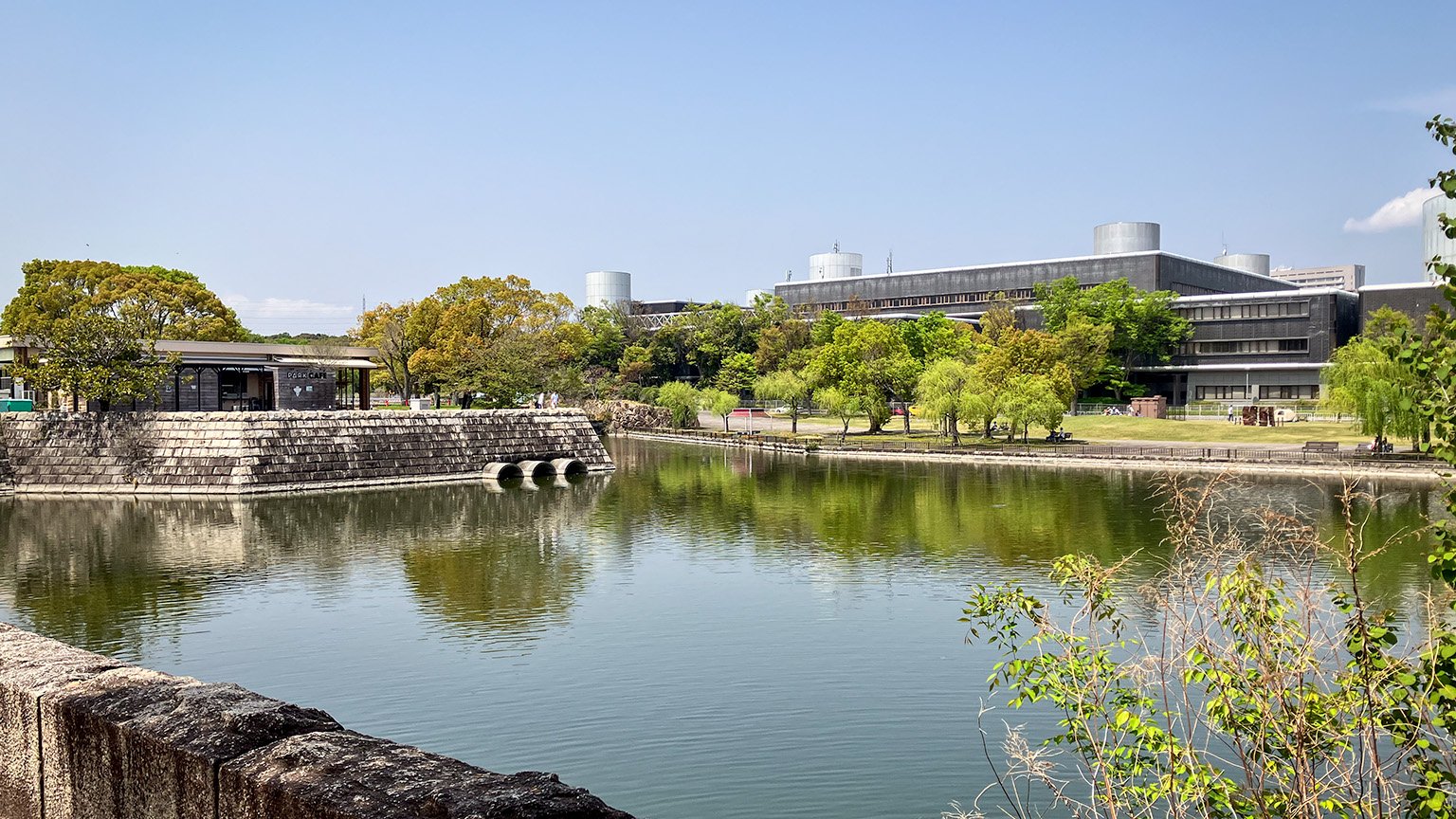 万博記念公園の大地の池と Park Cafe と国立民族学博物館の写真