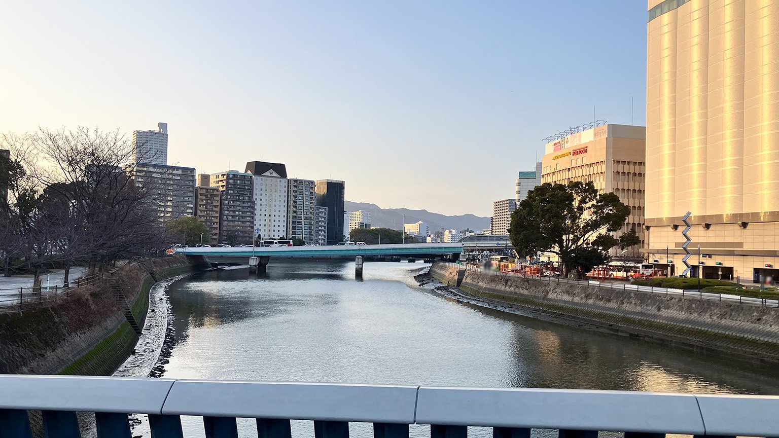 猿猴川に架かる駅前大橋の写真