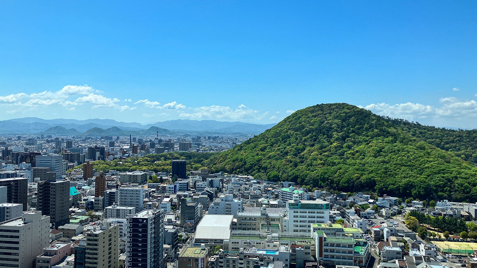 香川県庁の展望室から見た南側の景色の写真