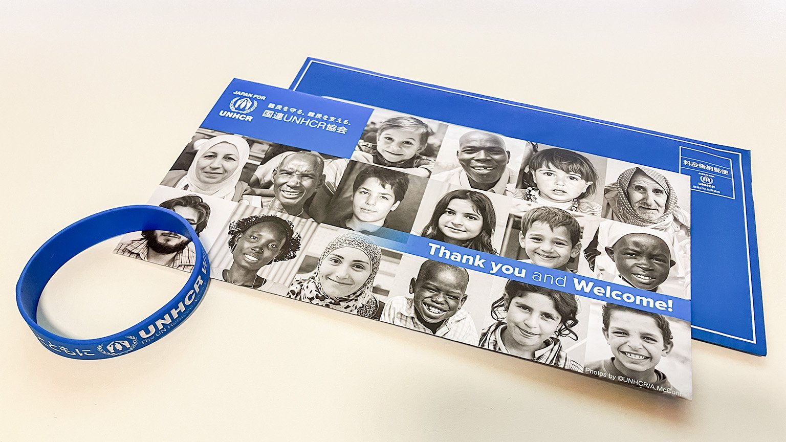 国連UNHCR協会のリストバンドと封筒の写真