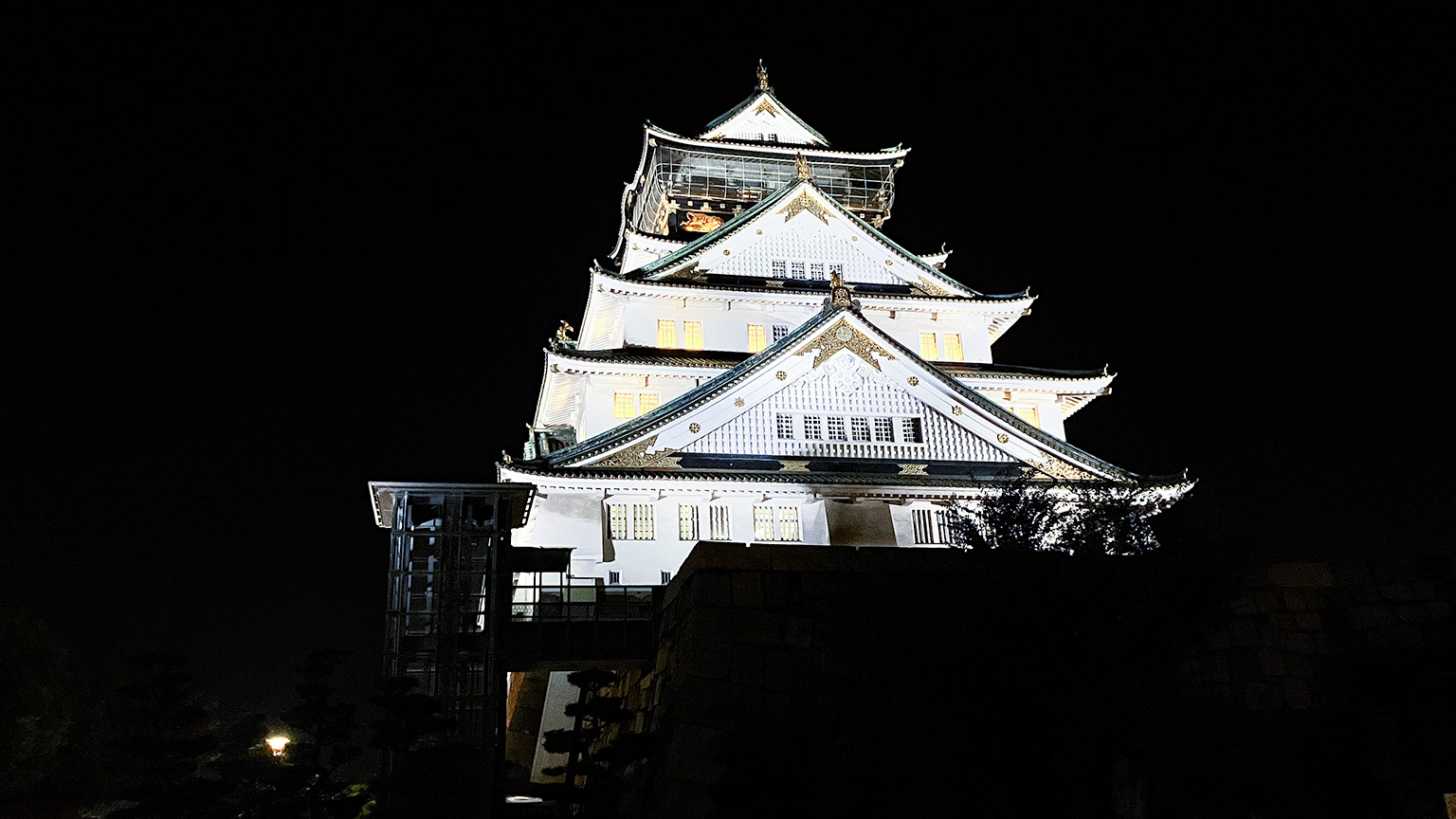 夜の大阪城天守閣の写真