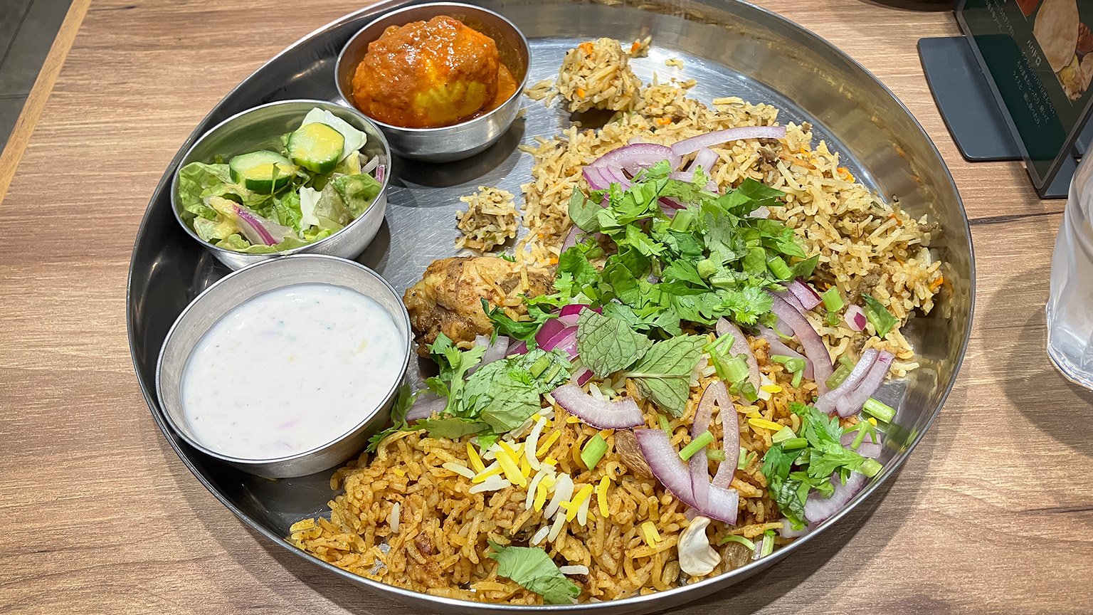 「ERICK SOUTH エリックサウス グランフロント大阪店」のツインビリヤニ（チキン&キーマ）とマサラエッグの写真