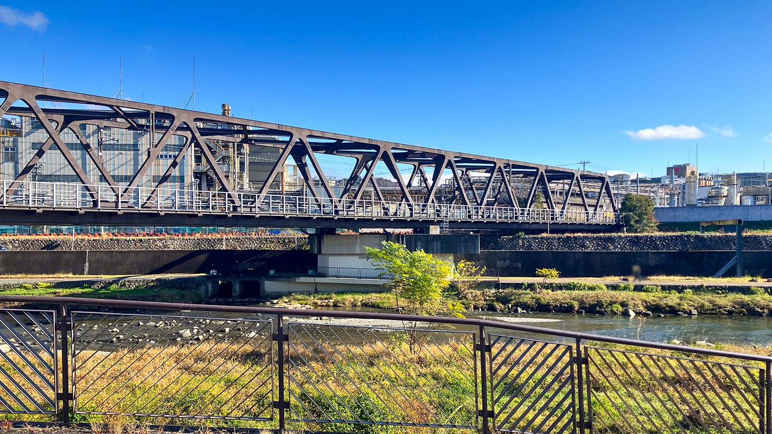 わかば公園から見た鴨川とJR奈良線鴨川橋梁の写真
