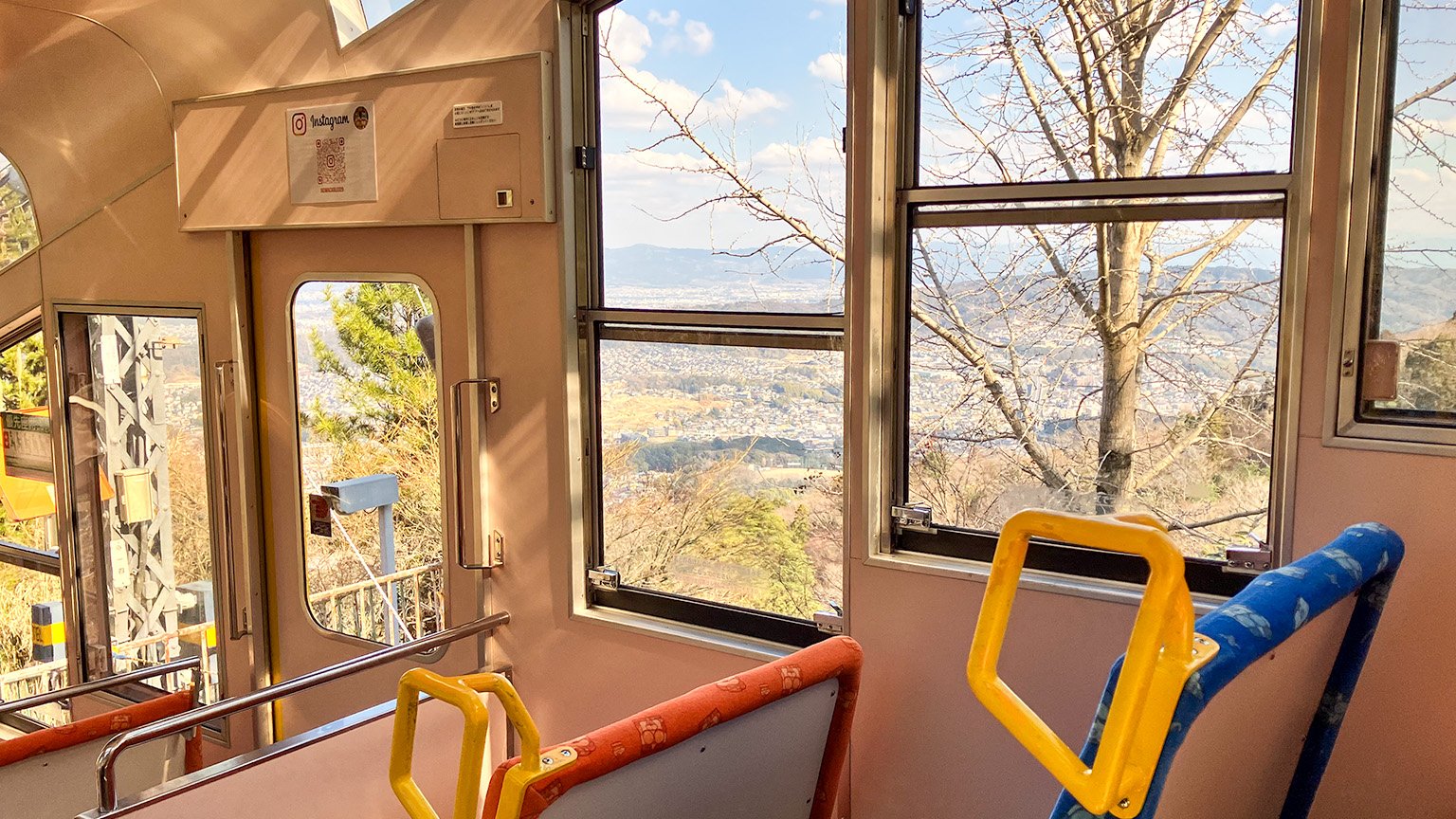 近鉄生駒ケーブルの宝山寺駅から生駒山上駅へ向かう列車の車窓からの景色の写真