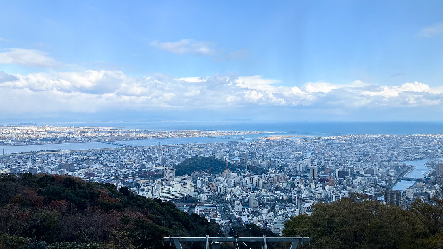 眉山山頂の展望広場からの景色の写真