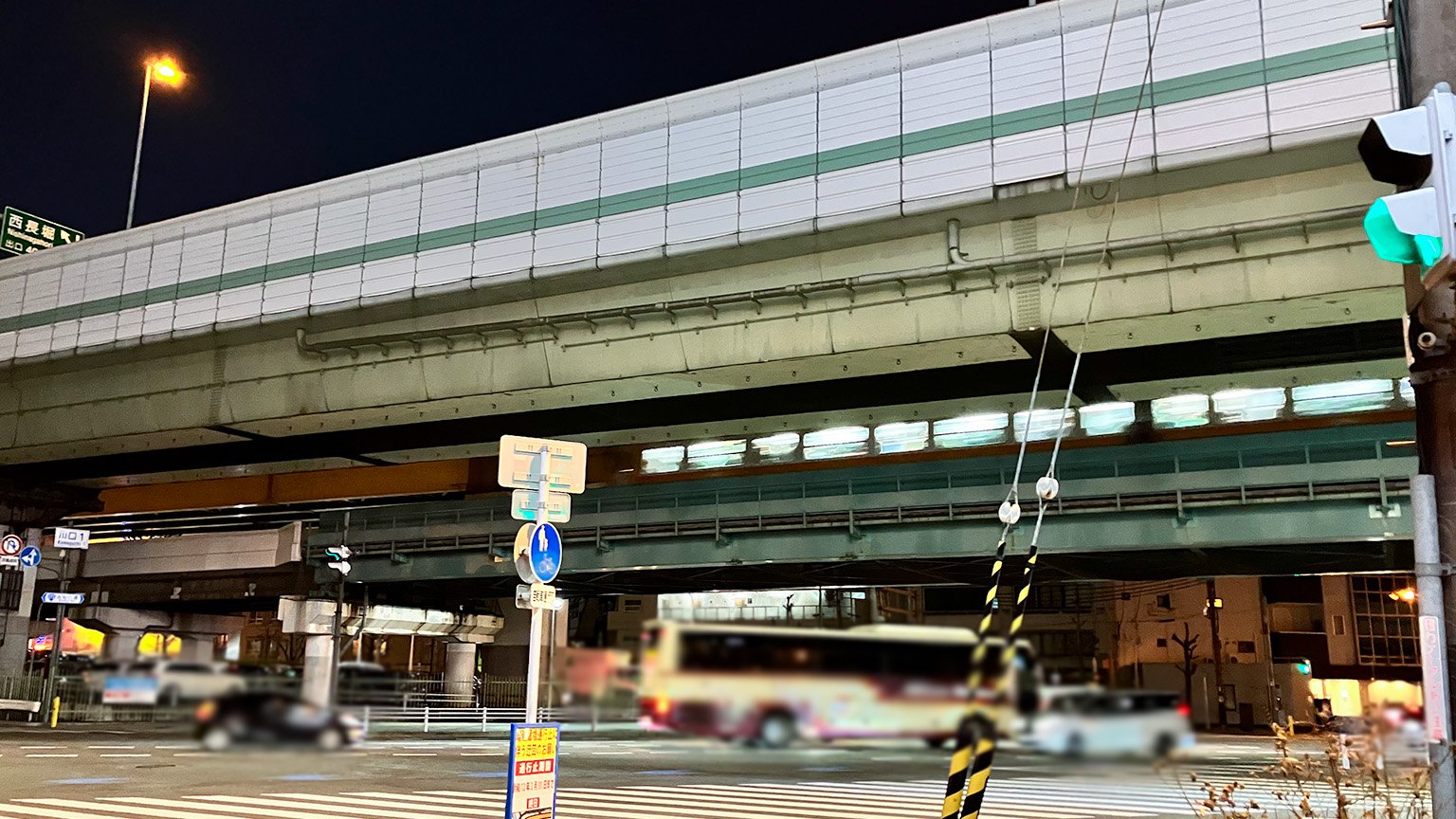川口1交差点と地下鉄中央線の高架の写真