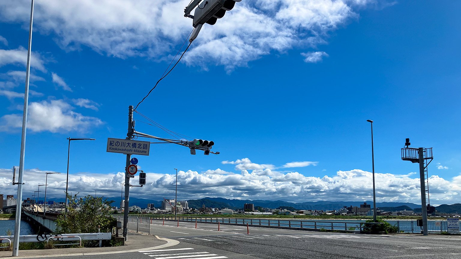 紀の川大橋北詰交差点と紀ノ川大橋の写真