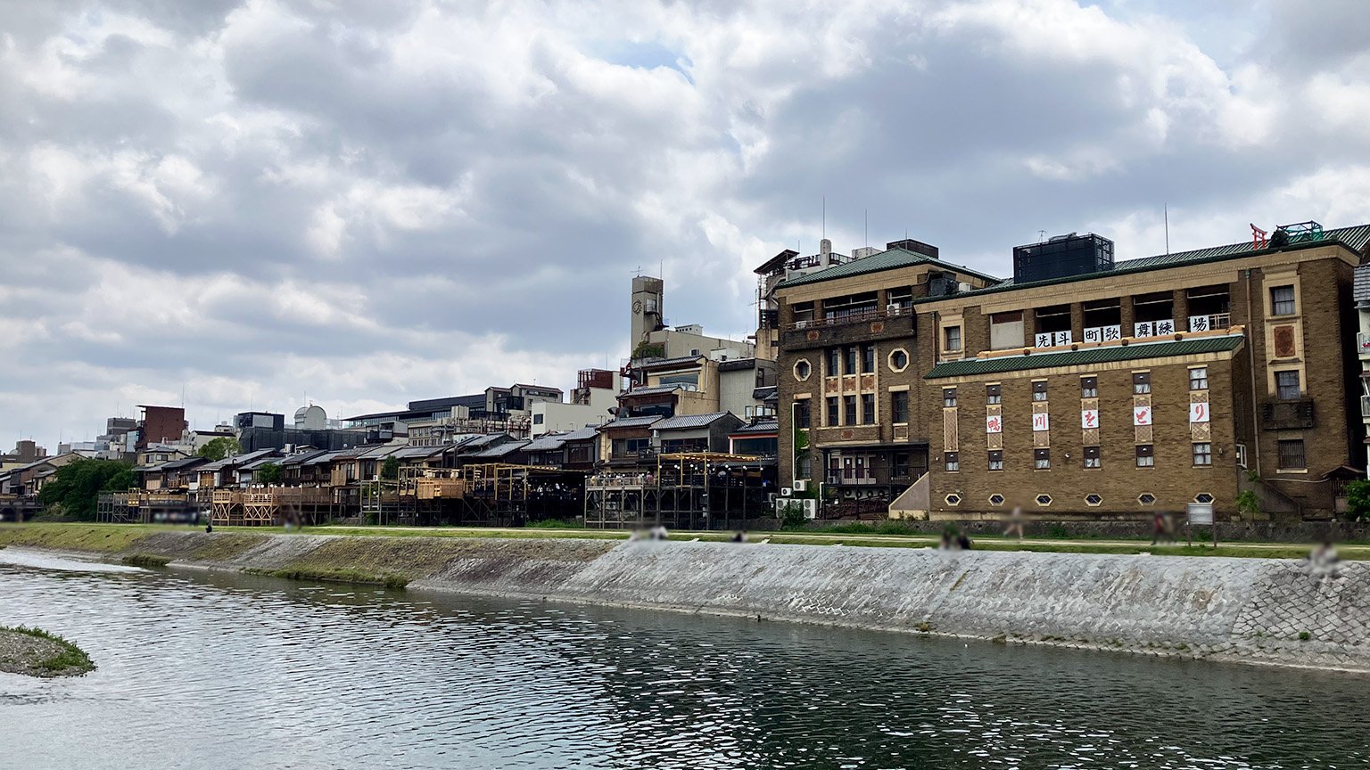 鴨川の東岸から見た先斗町の鴨川納涼床の写真
