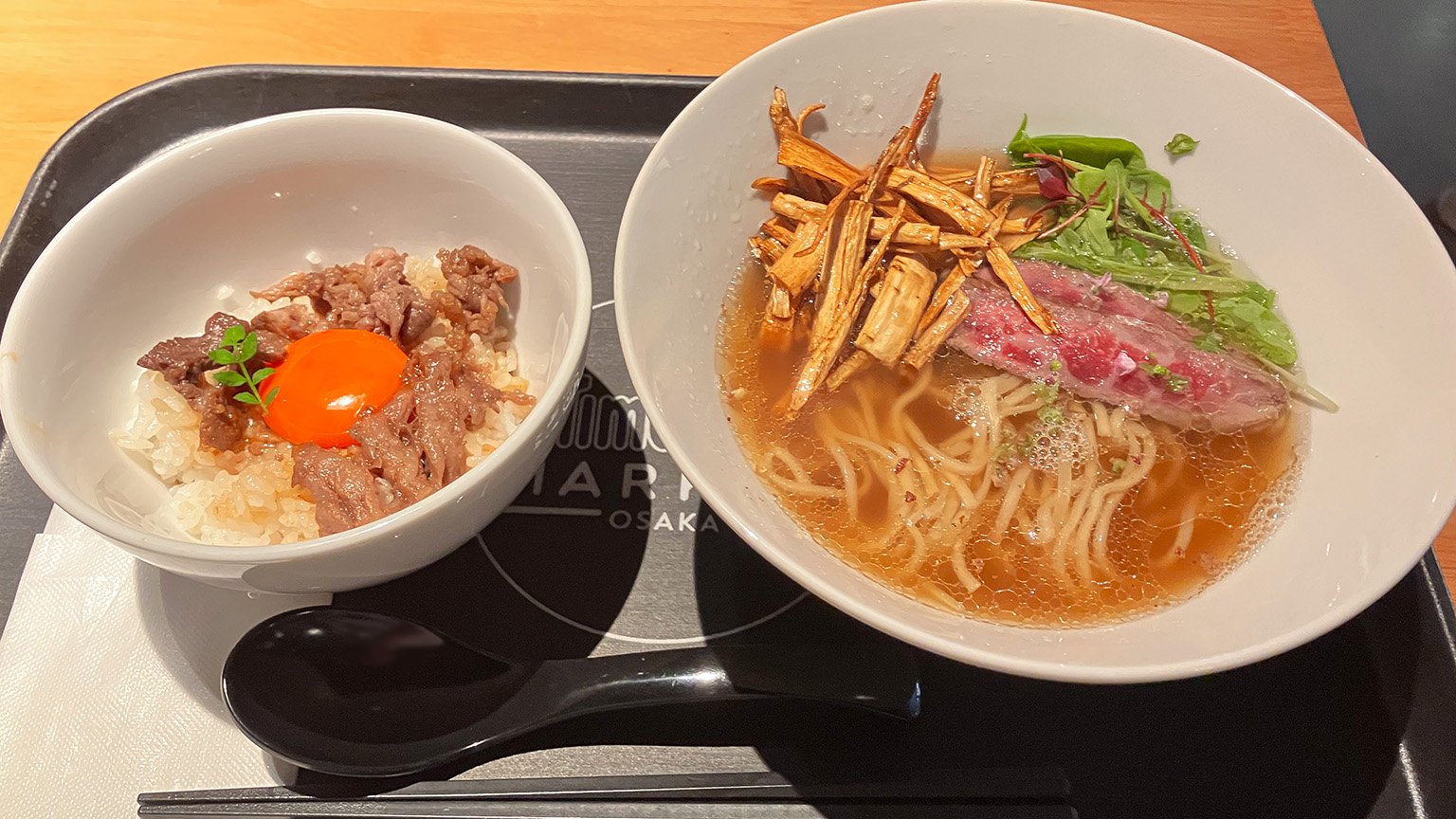 タイムアウトマーケット大阪内にある「座銀DIVeRSITY」の牛骨ラーメン清湯と和牛丼の写真