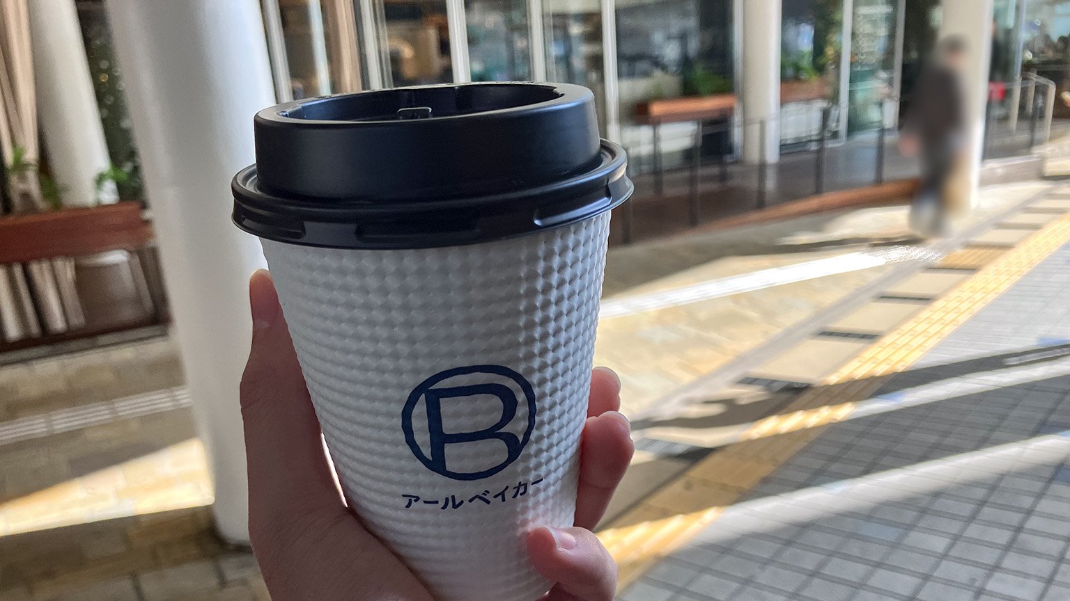 THE GROUNDS BAKER 枚方T-SITE店 のホットカフェラテの写真