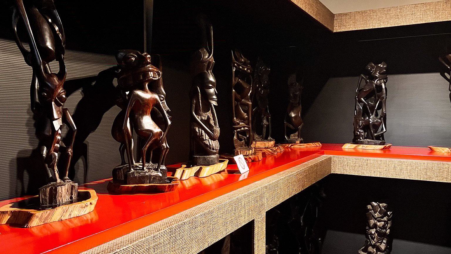 山手八番館のマコンデ彫刻の写真