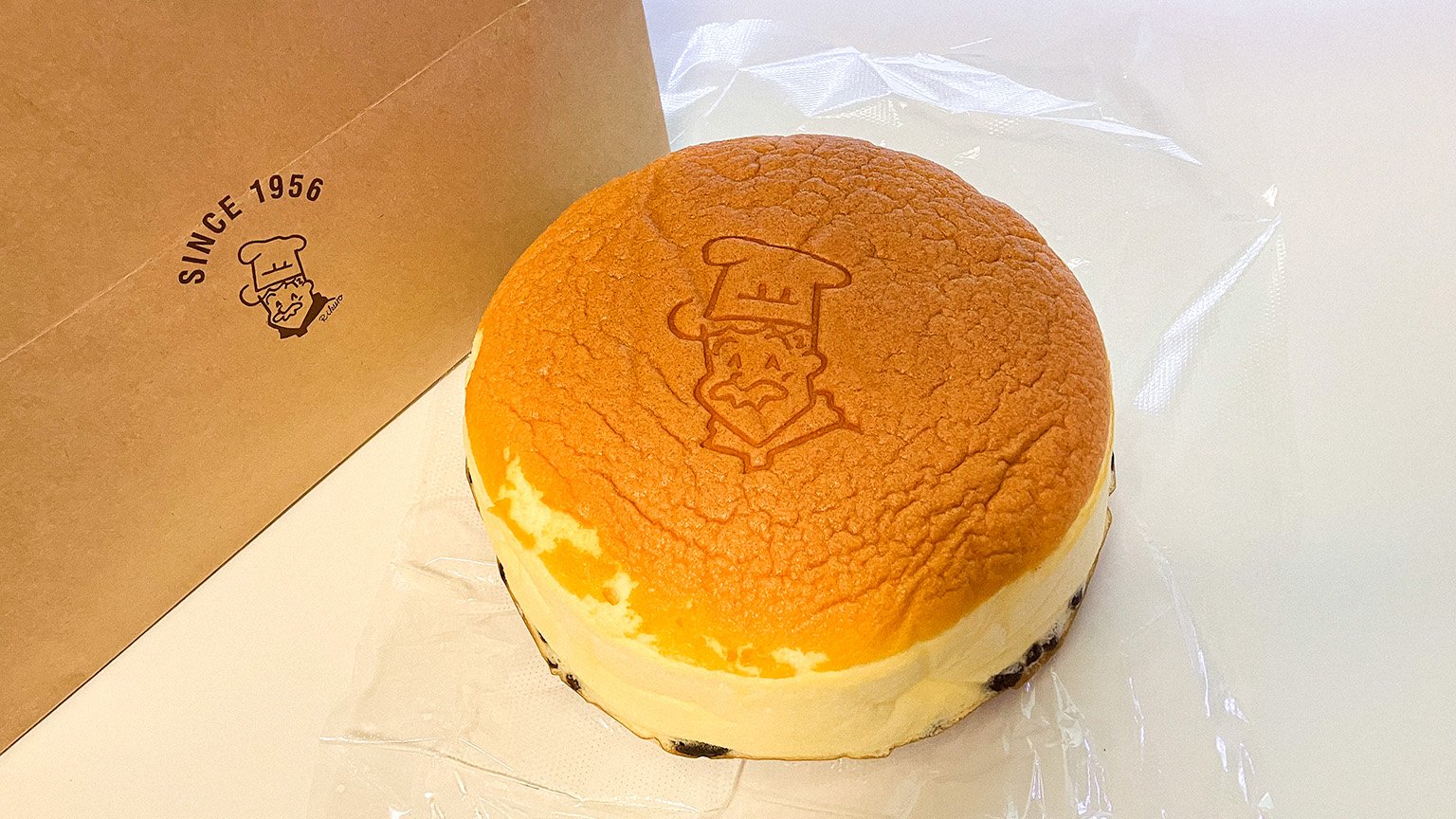 りくろーおじさんの店の焼きたてチーズケーキの写真