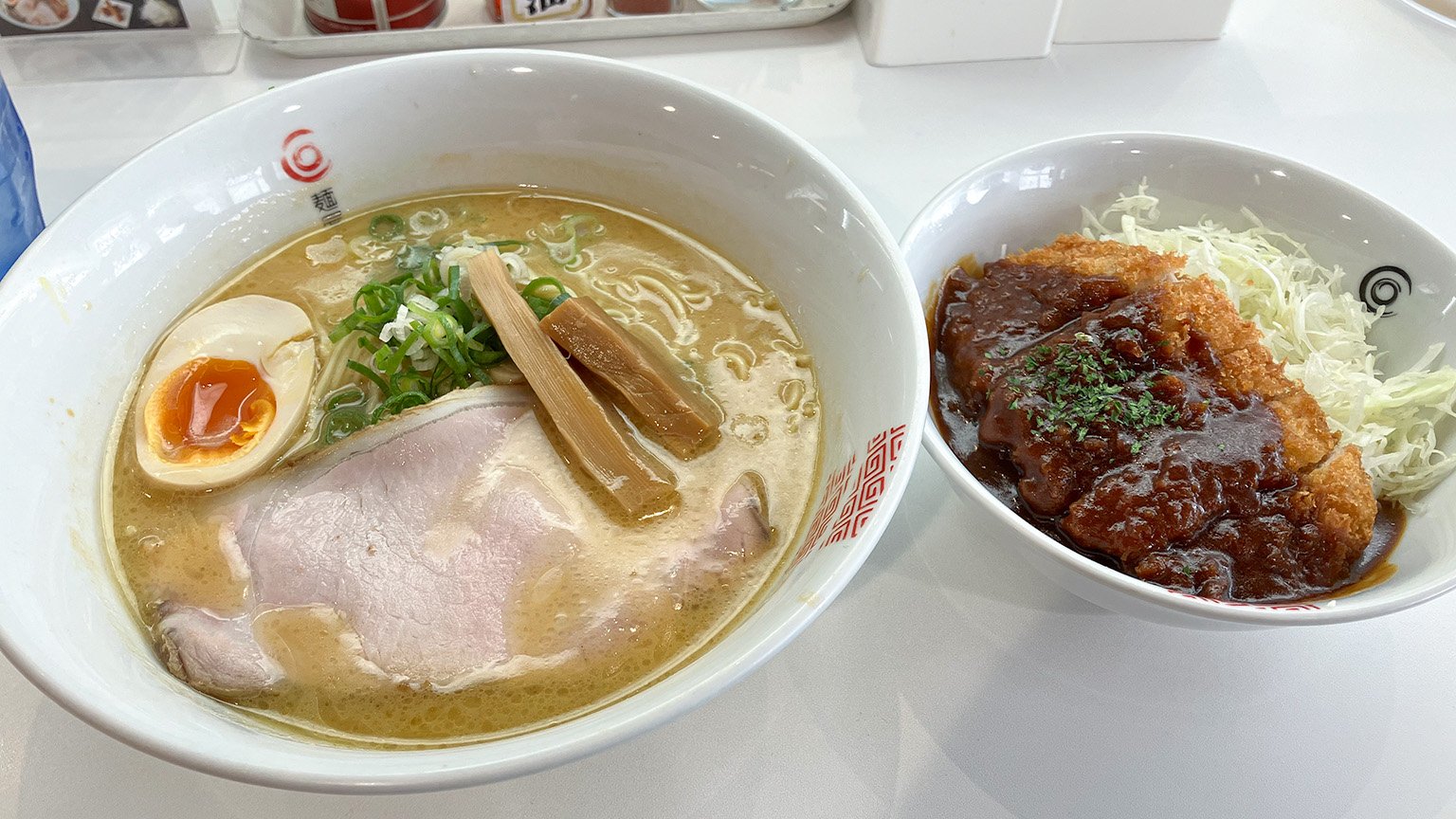 麺屋匠のたくみラーメンとミニデミカツ丼のセットの写真