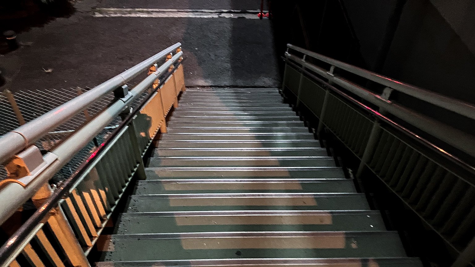 国道43号の歩道の下り階段の写真