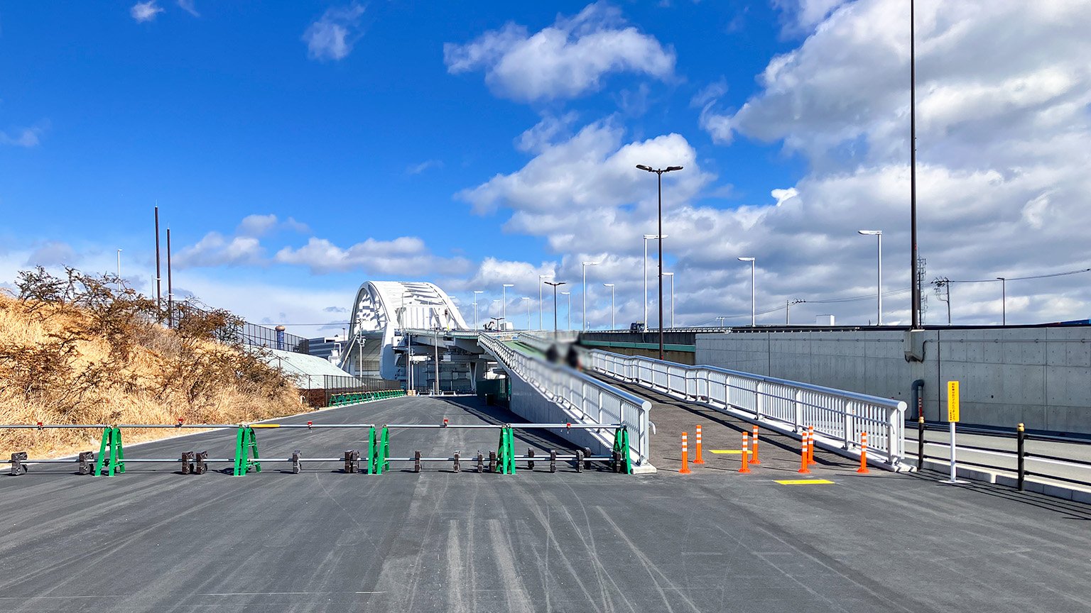 夢舞大橋の西側に整備された歩道の南端の写真