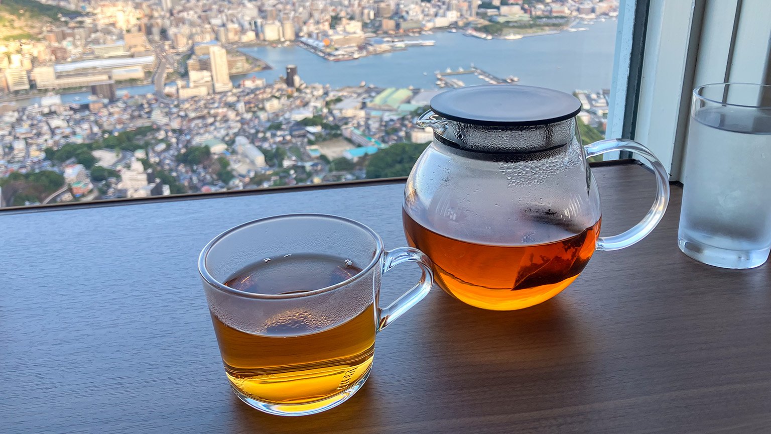 Cafe Dining HIKARI のポット入りのルイボスティーの写真