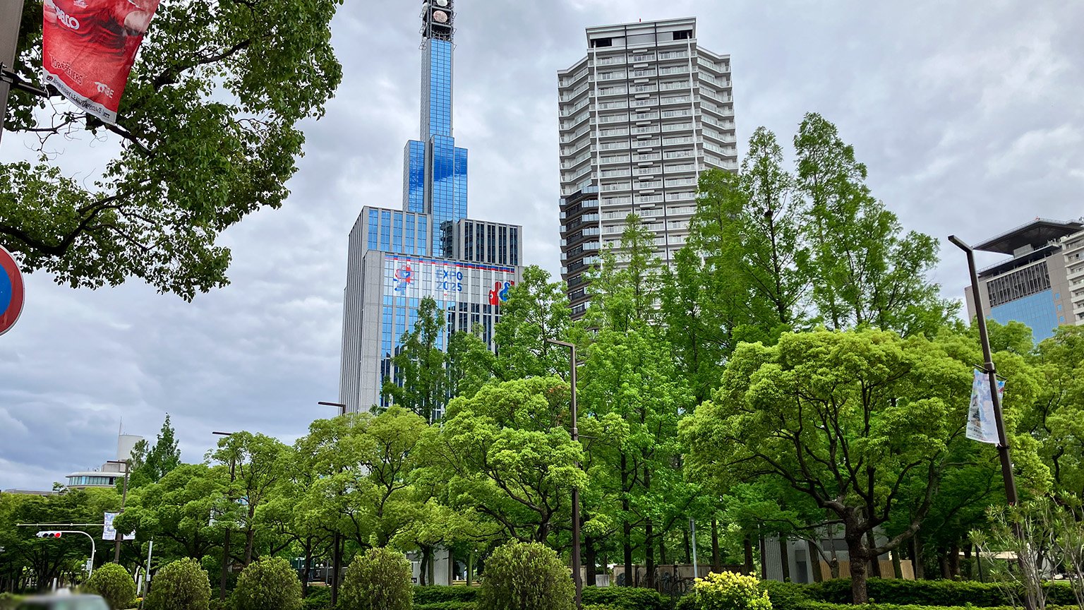 東遊園地と神戸関電ビルディングの写真
