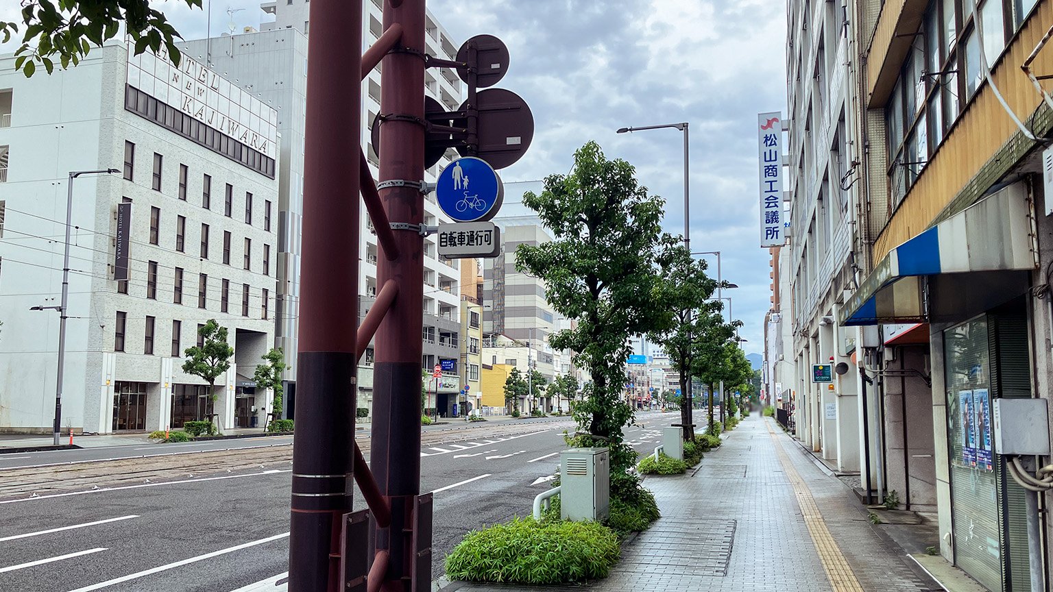 JR松山駅から東へ伸びる大通りの写真