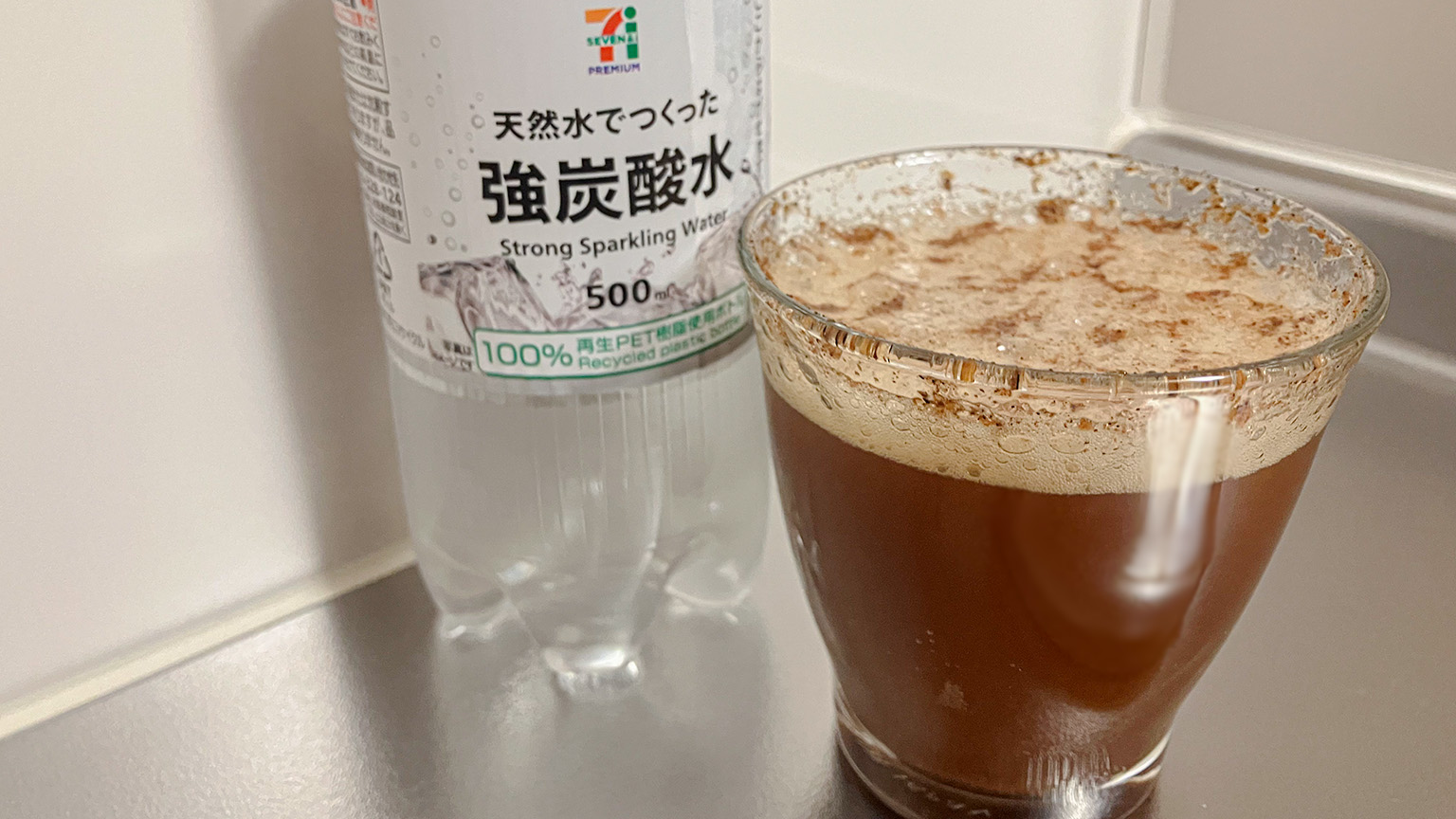 炭酸水で割ったカカオ生コーラの写真