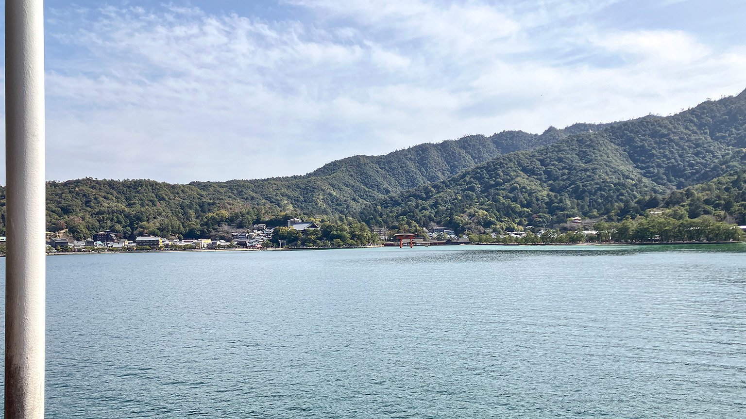 フェリーから見た宮島と厳島神社の写真