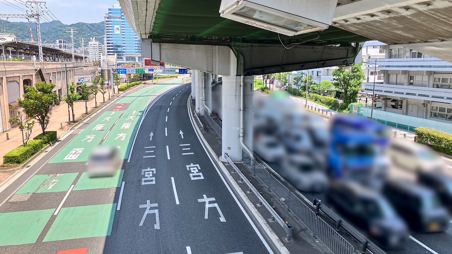 阪神高速3号神戸線の下を通る歩道橋から見た景色の写真