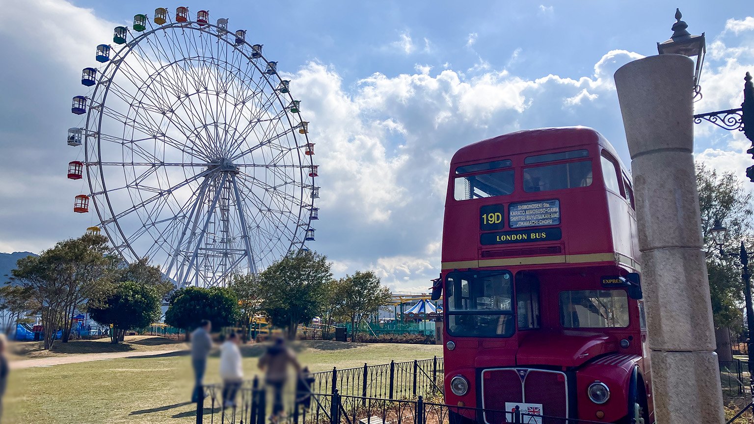 ロンドンバスと「はい！からっと横丁」の観覧車の写真