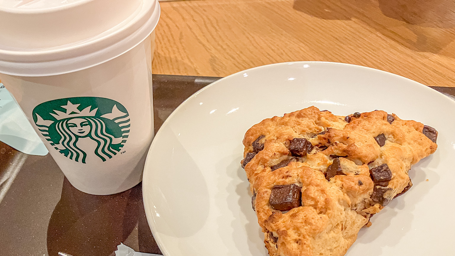 パンプキンスパイスラテとチョコレートチャンクスコーンの写真