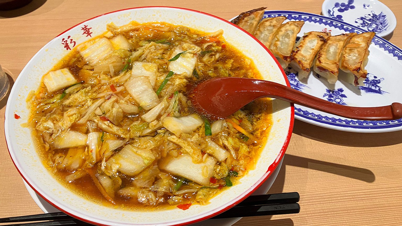 彩華ラーメンのサイカラーメン小と焼き餃子の写真