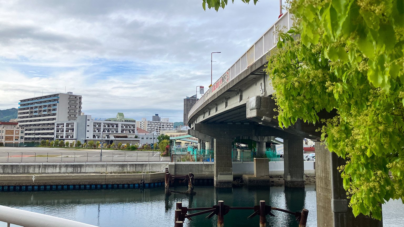 兵庫運河と住吉橋の写真