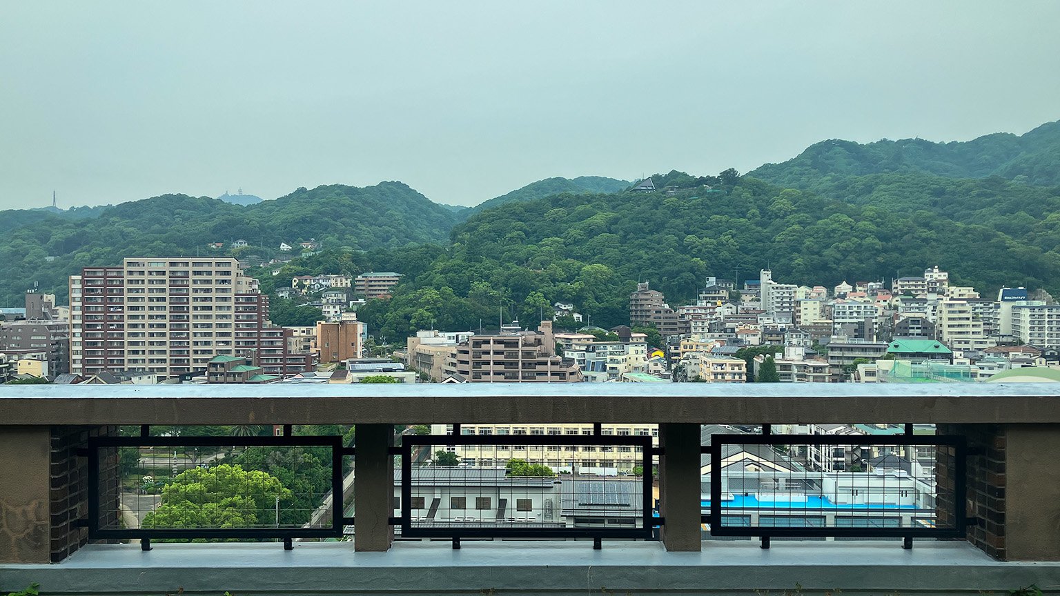 兵庫県庁の「みどり展望園」から見た山側の景色の写真