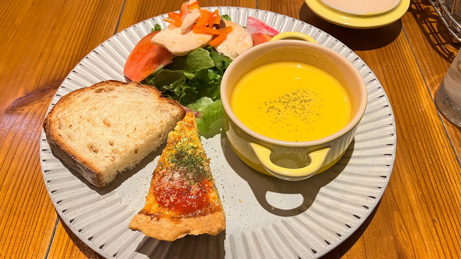 クレープリー・アルションティーテーブルカフェのたっぷりスープのデリプレートの写真