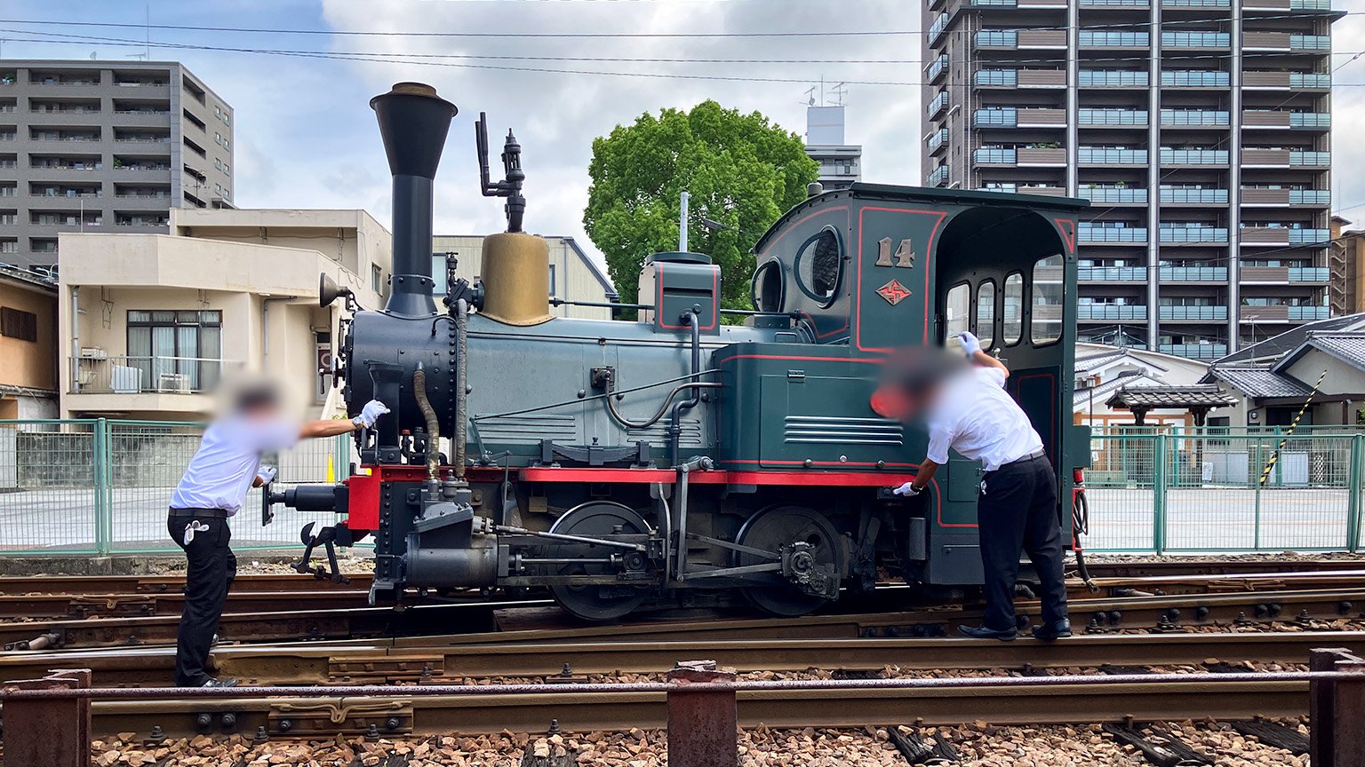 坊っちゃん列車を人力で回転させている様子の写真