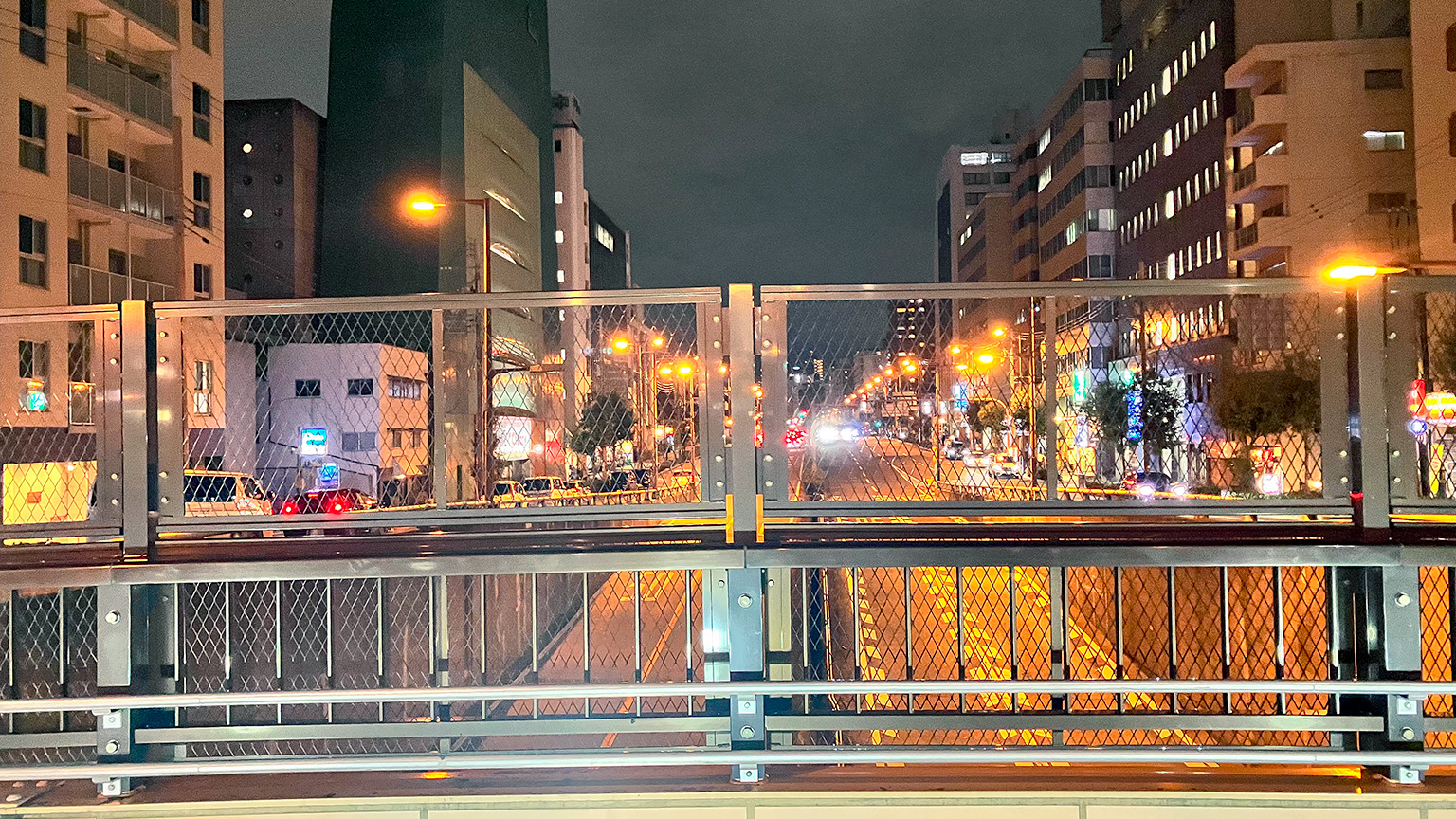 梅ヶ辻橋から見た谷町筋の写真
