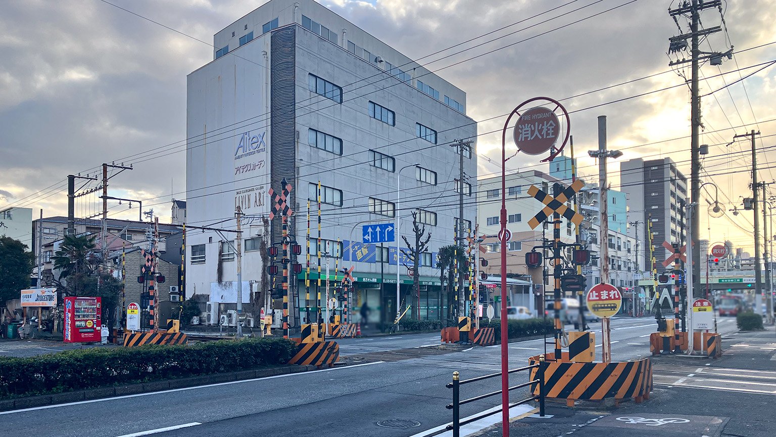 長居公園通にある阪堺電車阪堺線の踏切の写真