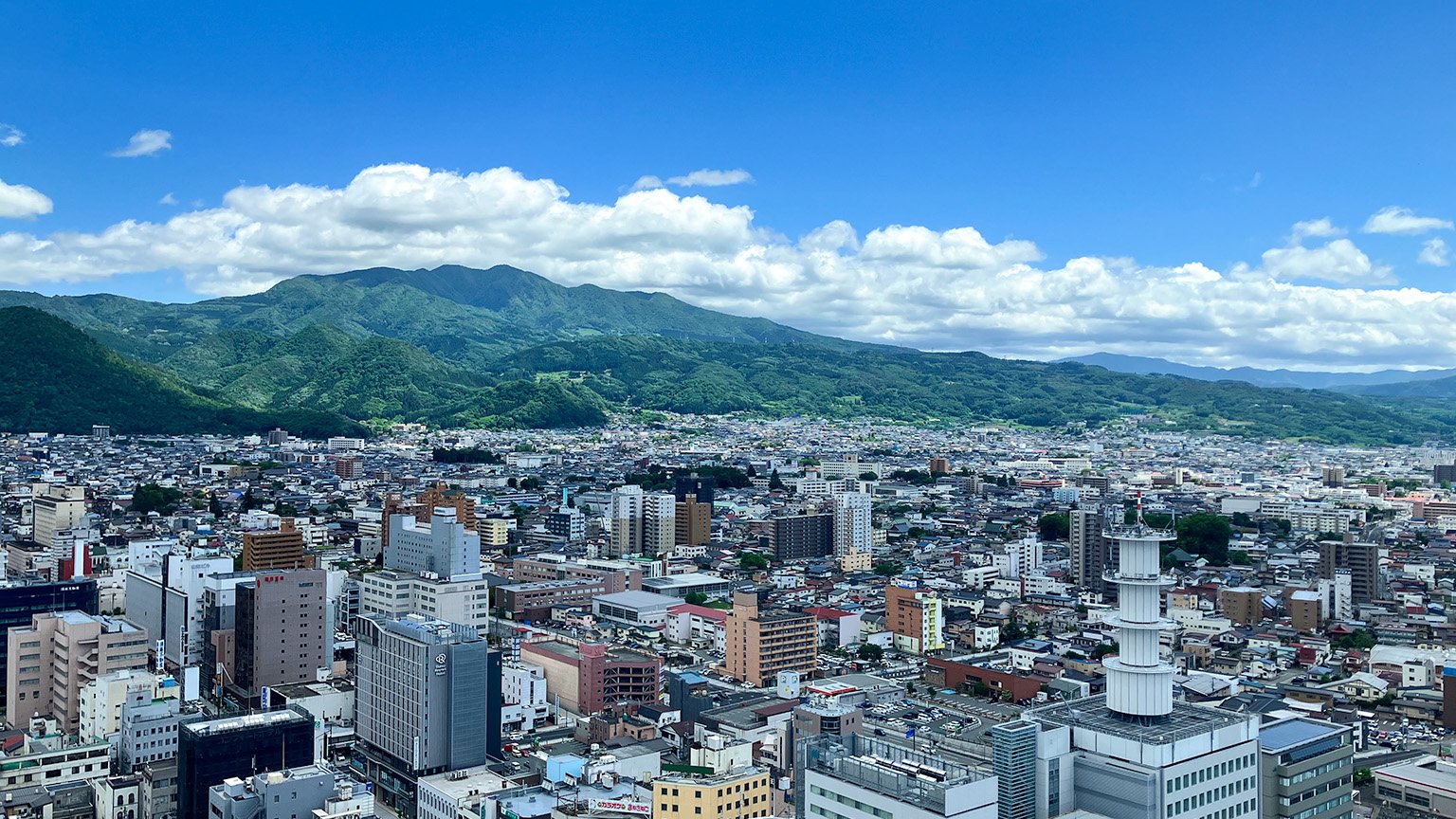 霞城セントラルの展望ロビーから見た東側の景色