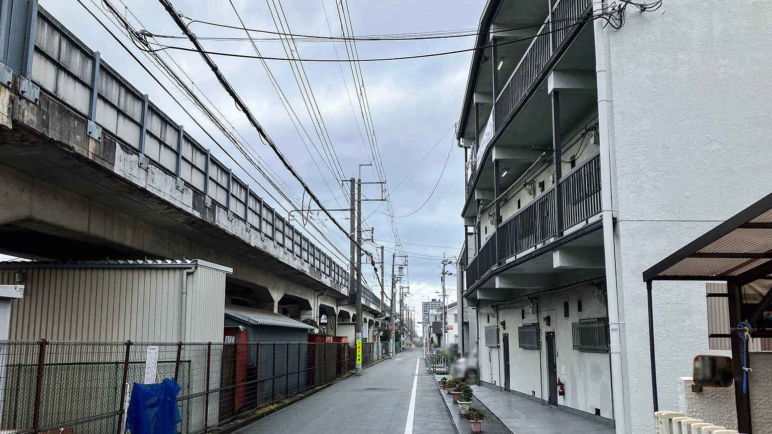JR羽衣線の高架の線路横の写真
