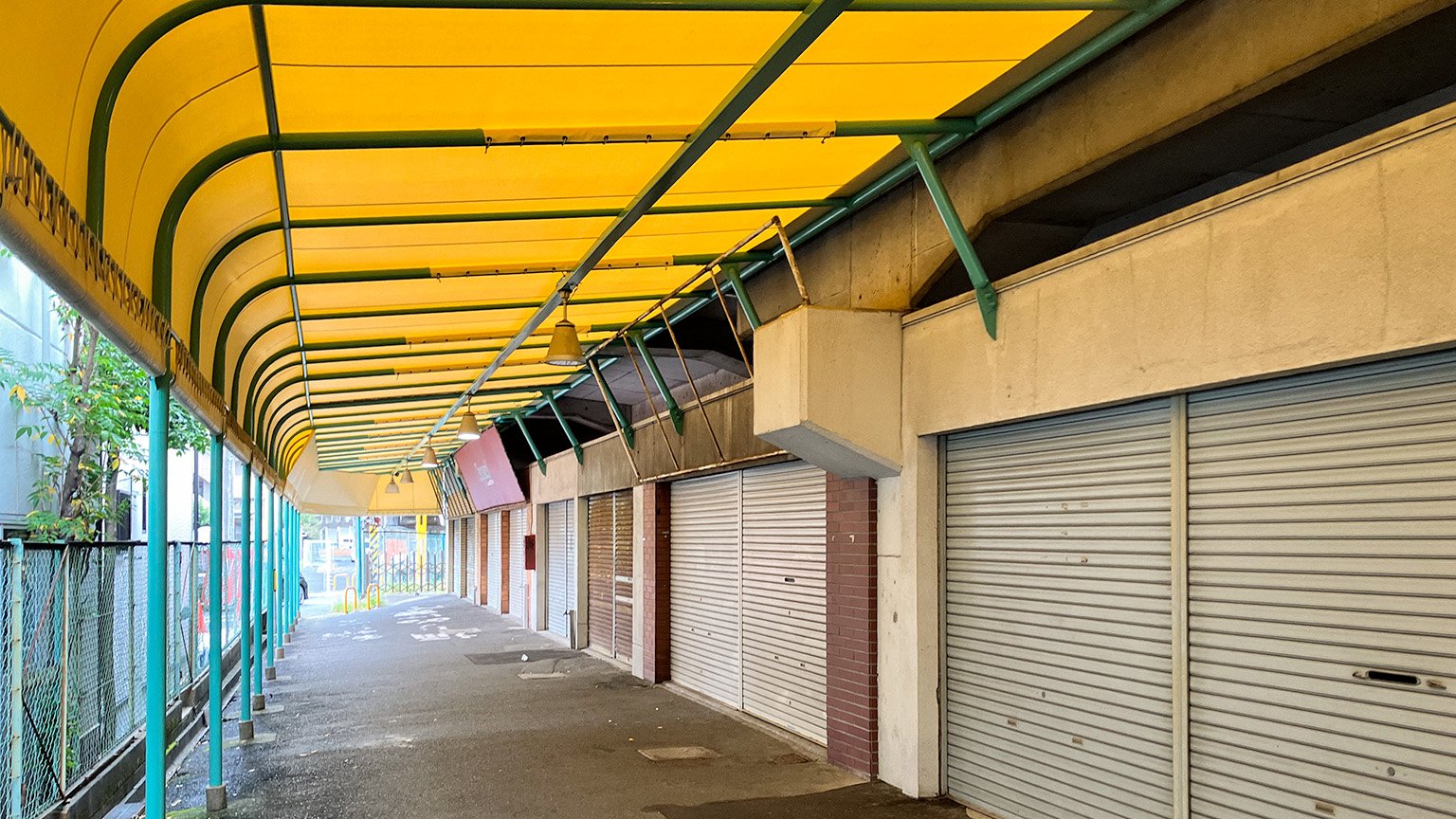 南海伽羅橋駅付近の高架横の写真