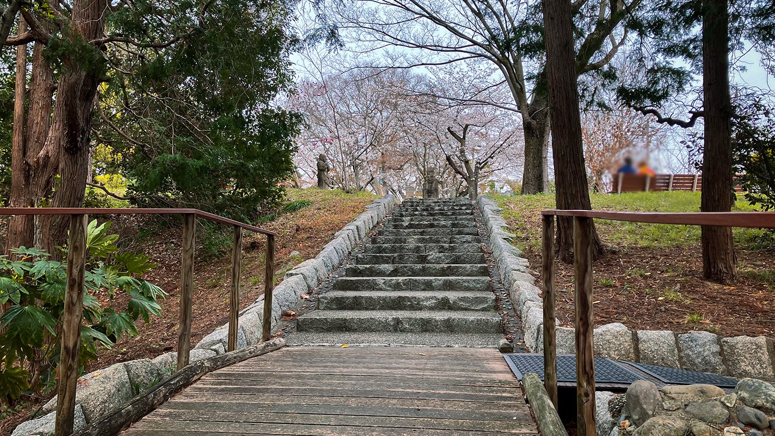 京都国立博物館の東の庭へと続く階段の写真