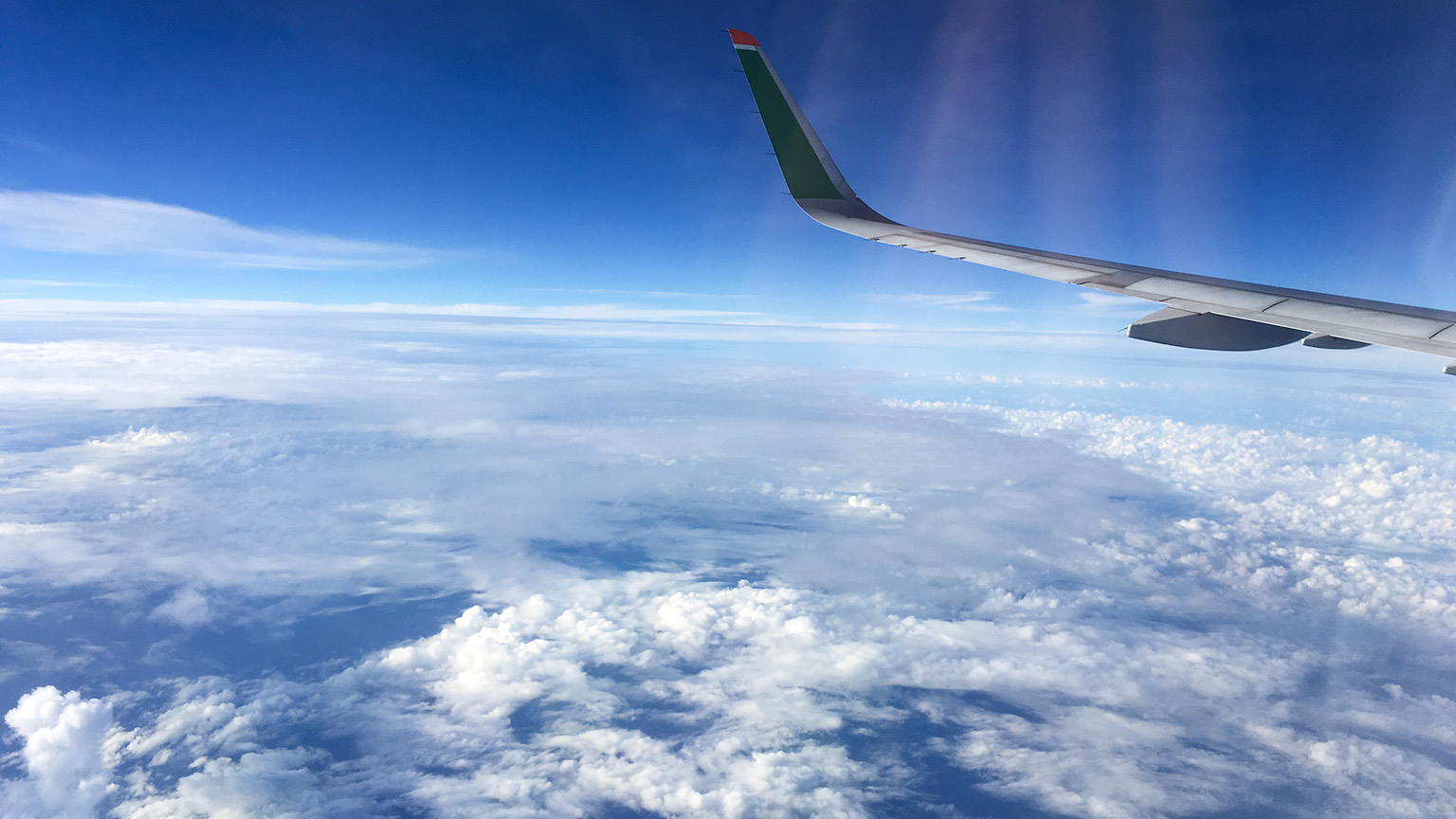 飛行機から見た空の写真