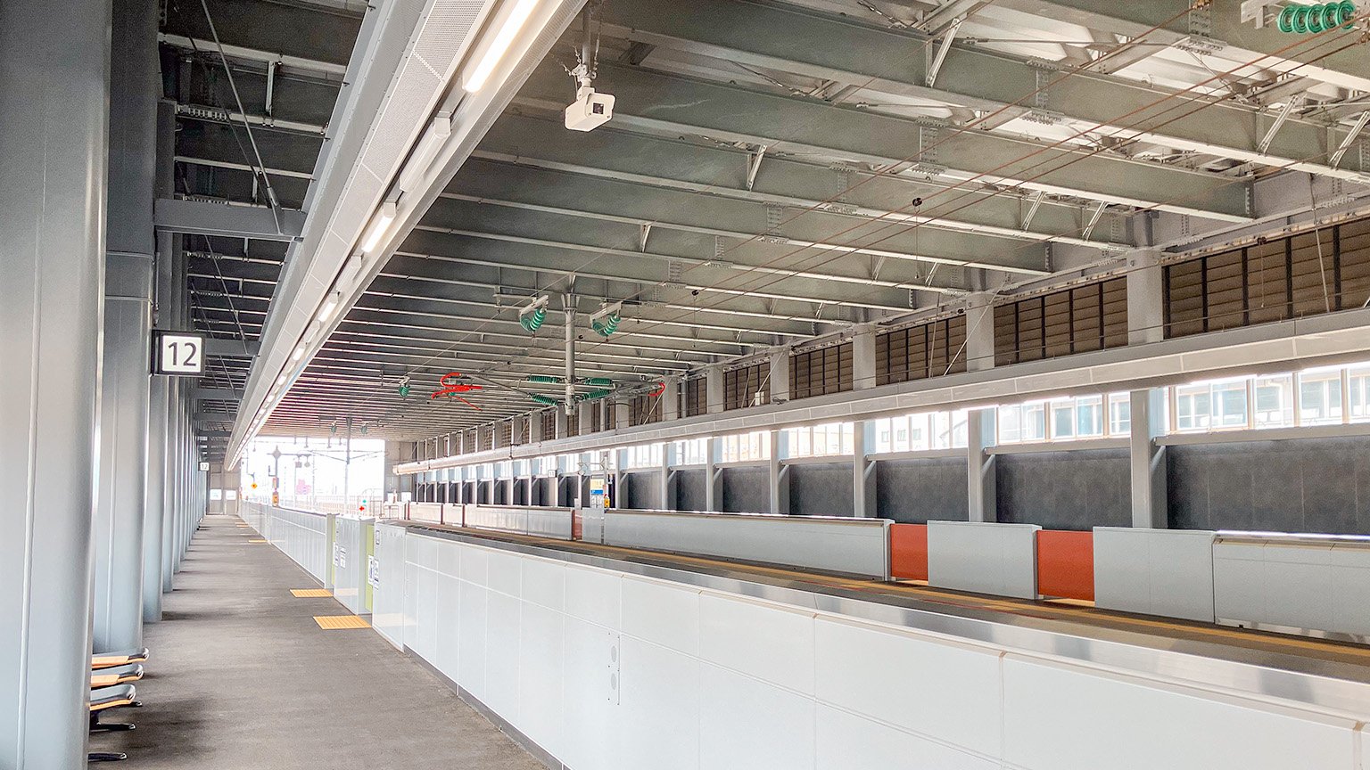 北陸新幹線の小松駅の新幹線ホームの写真