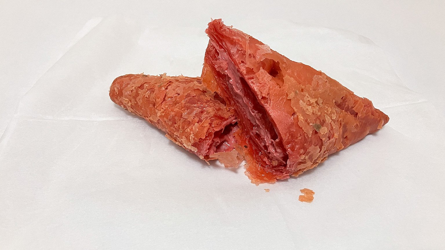 マクドナルドの三角チョコパイいちごミルク味の写真