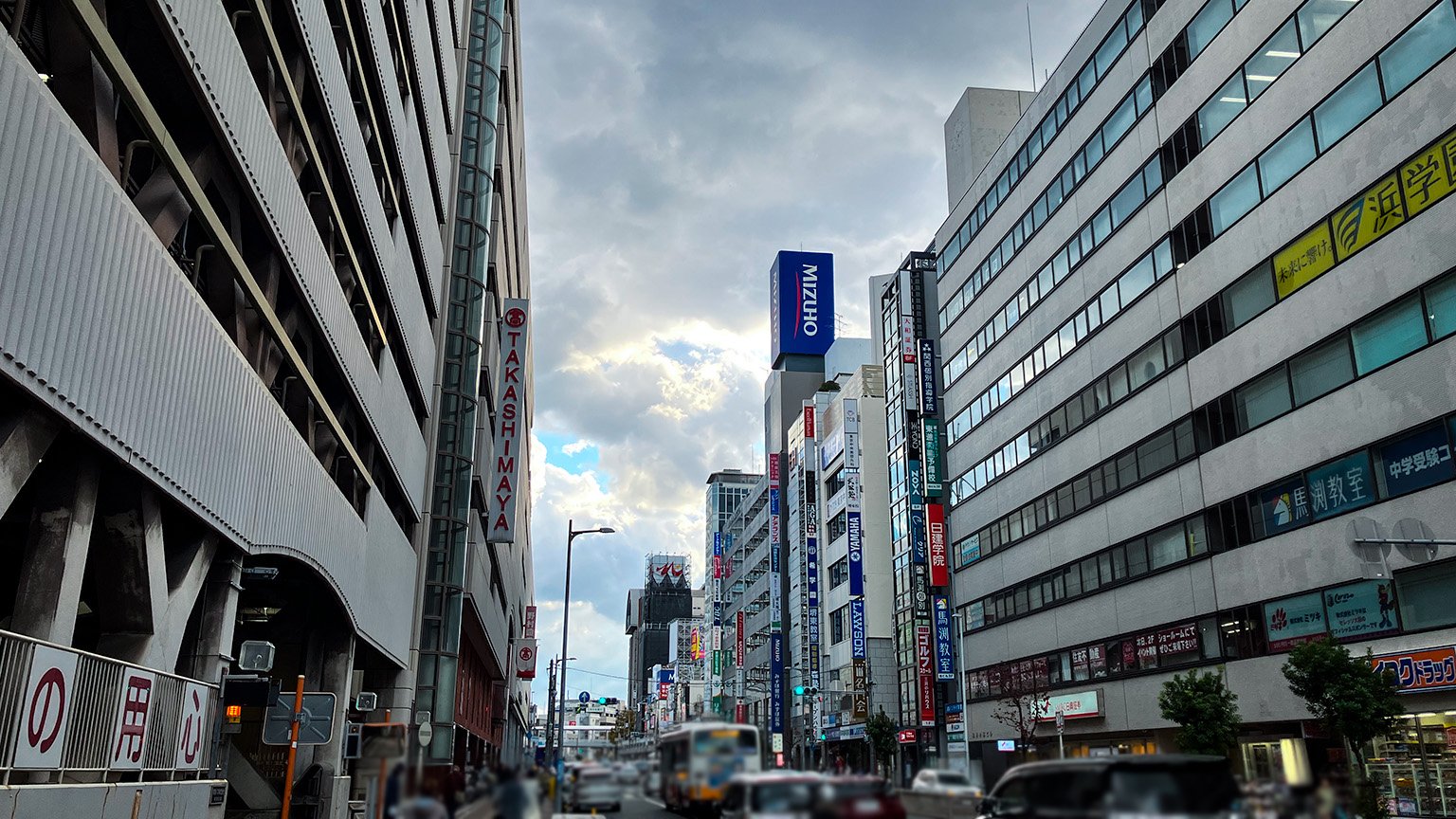 南海堺東駅の駅前の大通りの写真