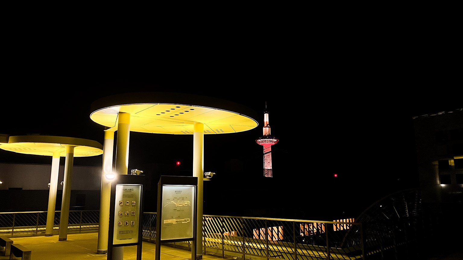 京都駅ビルの大空広場からの景色の写真