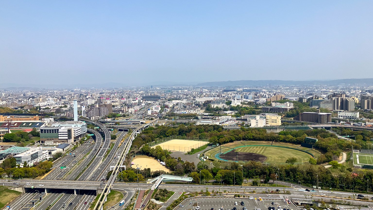 OSAKA WHEEL のゴンドラから見た万博記念公園と茨木市街の写真