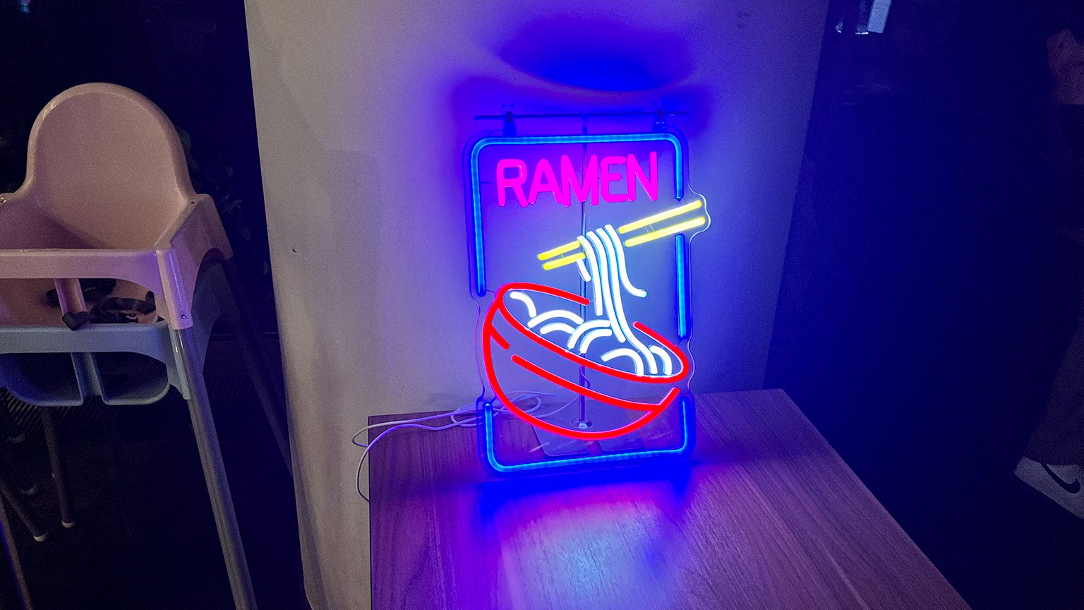 ごはんとのみもの THE GOOD AND NEW のラーメンのネオン看板の写真
