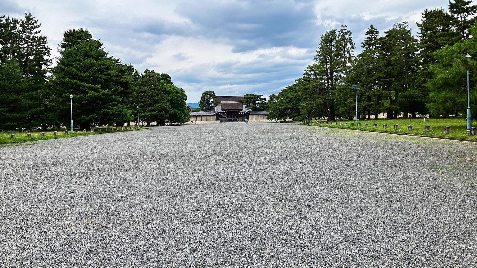 京都御苑の建礼門前苑路の写真