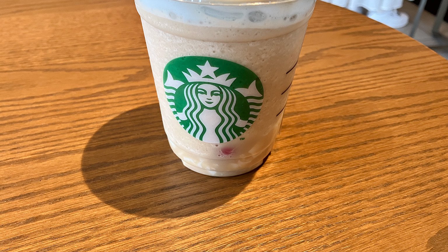 スタバの春空ミルクコーヒーフラペチーノの写真